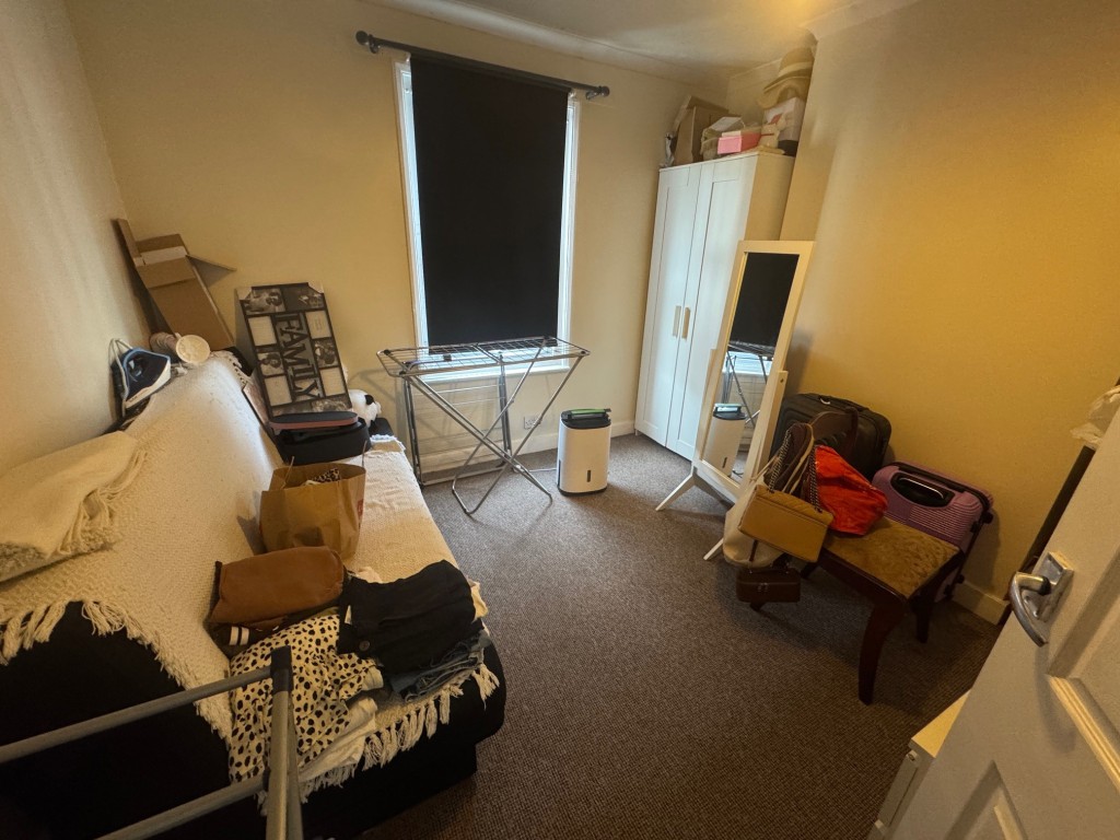 Lot: 70 - FREEHOLD TWO-BEDROOM SEMI-DETACHED COTTAGE FOR INVESTMENT - Bedroom 2